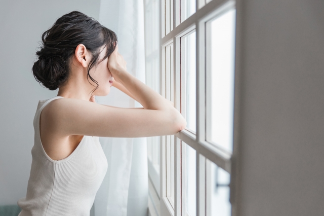 自信を失いかけた女性の表情｜TCカラーセラピーで心を整える前の瞬間